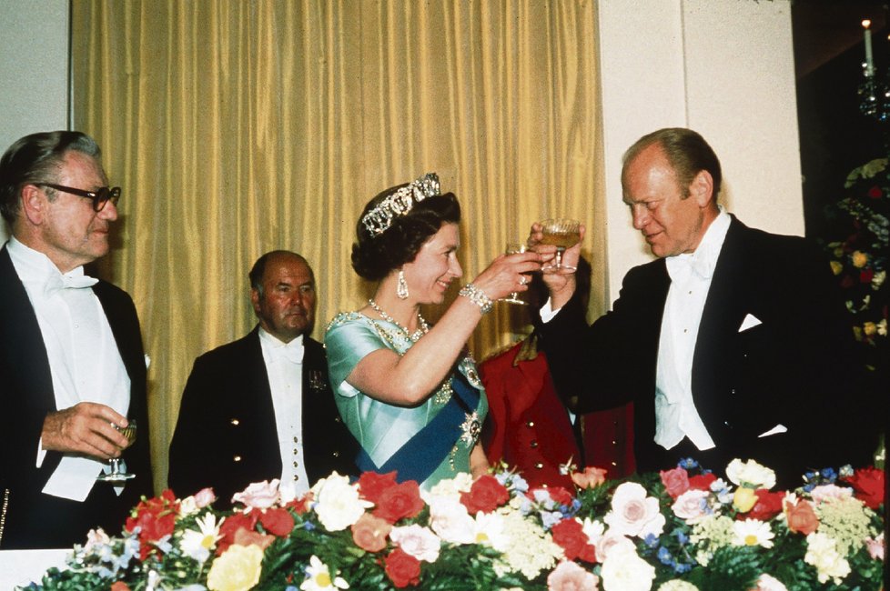 17. červenec 1976: Gerald Ford si s Alžbětou během její návštěvy USA v roce 1976 i zatančil
