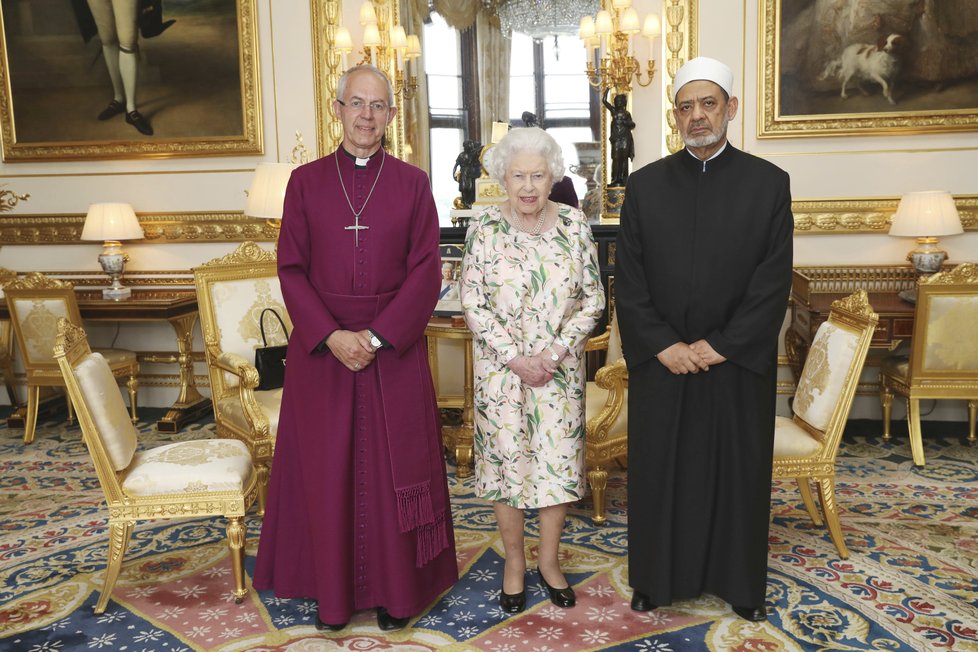 Královna Alžběta při setkání s arcibiskupem Welbym