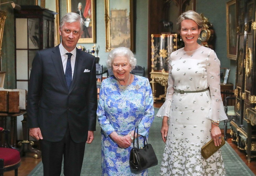 Královna Alžběta při setkání s belgickým královským párem