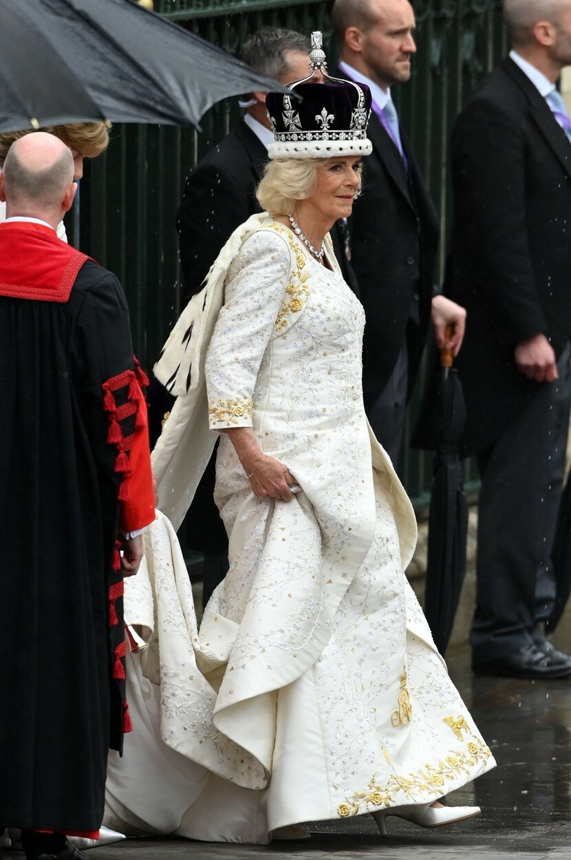 Skryté symboly korunovačních šatů Camilly: Čím poslala králi Karlovi III. jasný vzkaz?