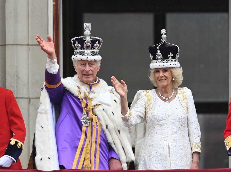 Skryté symboly korunovačních šatů Camilly: Čím poslala králi Karlovi III. jasný vzkaz?