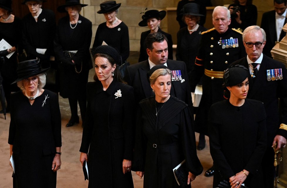 Královna Camilla, vévodkyně Kate, hraběnka Sophie a vévodkyně Meghan.