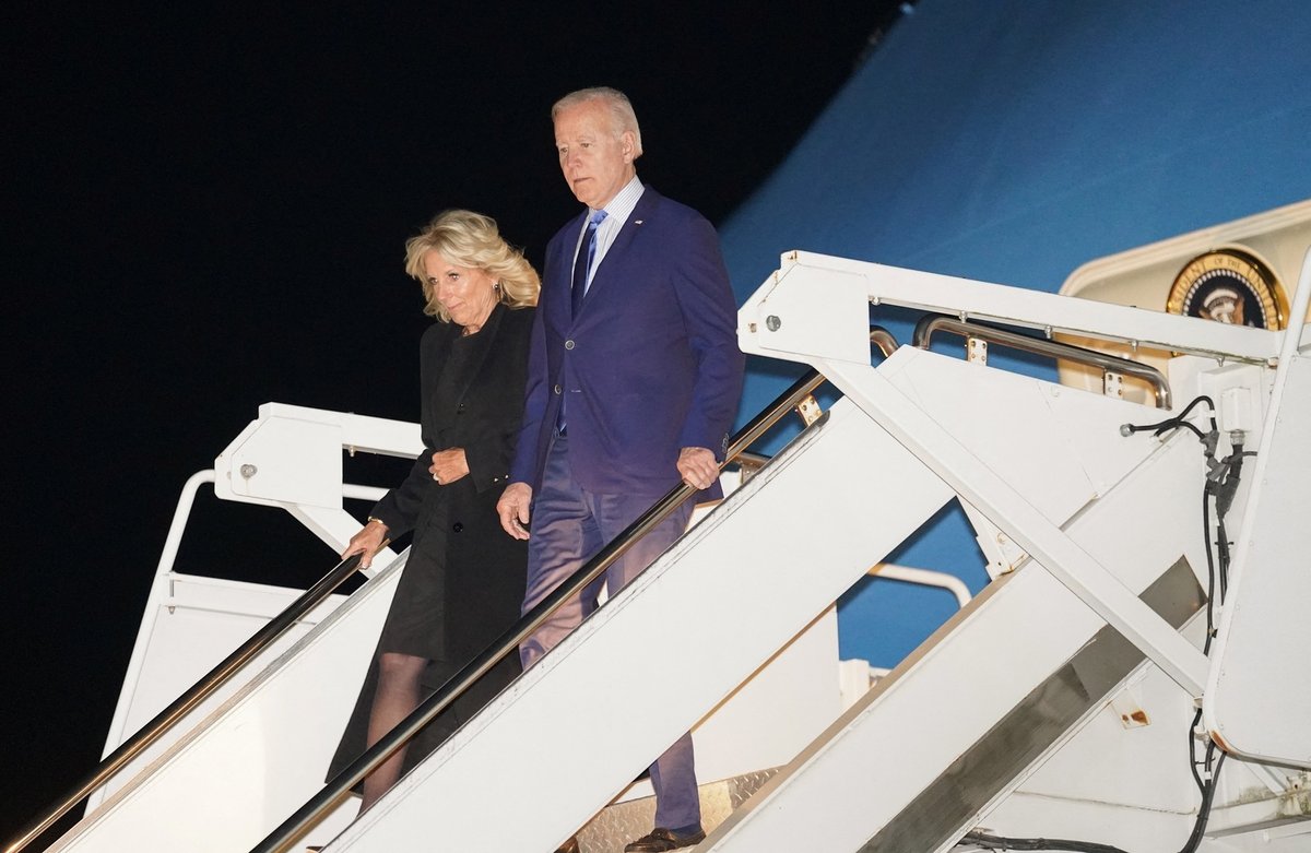 Joe Biden s chotí Jill dorazili jako jedni z prvních.