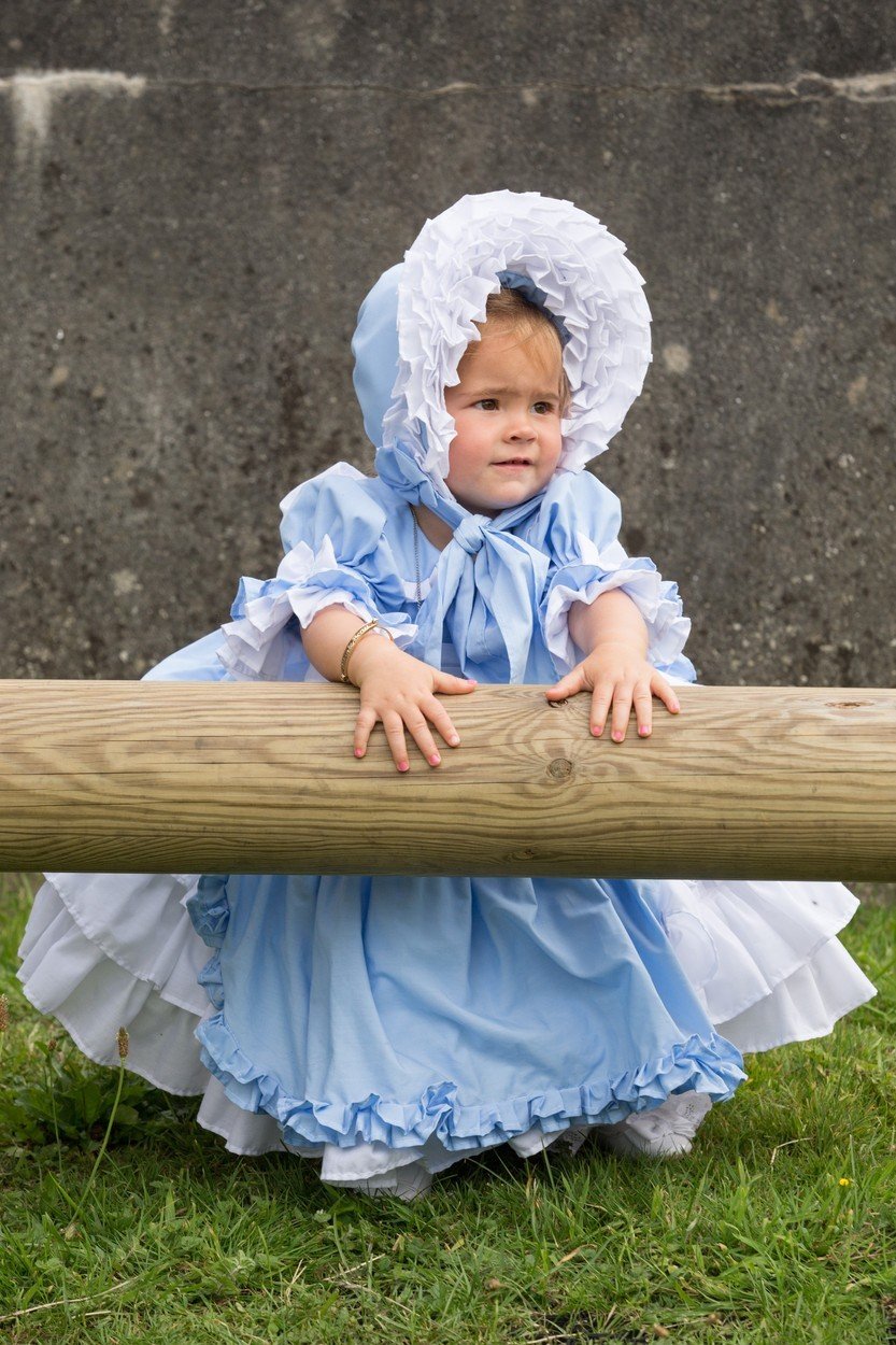 Ve svém šatníku má dvouletá Minnie dokonce i korzetové šaty. Nabízí se otázka, na co jí je korzet???