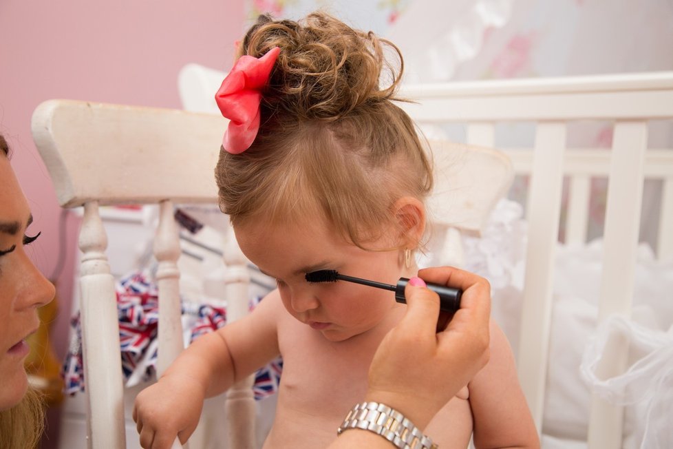 Jas si dává s make-upem své dcery skutečně práci.