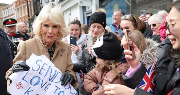 Královna-manželka Camilla se setkala s příznivci královské rodiny.