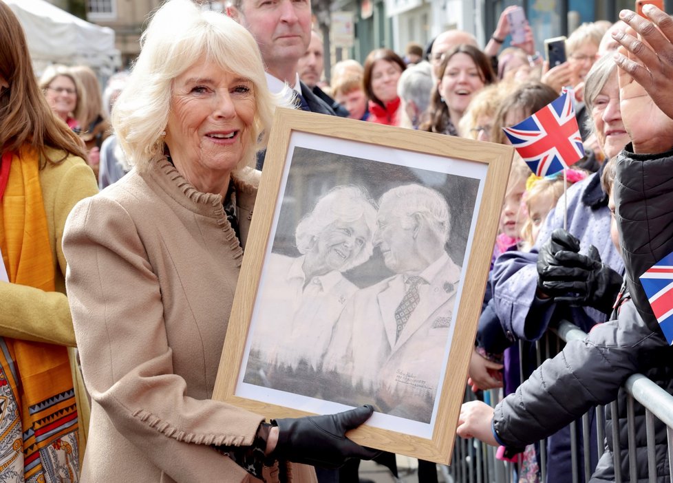 Královna-manželka Camilla se setkala s příznivci královské rodiny.