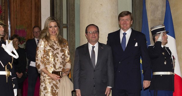 Královna Máxima s manželem Vilémem Alexandrem a Francois Hollandem.
