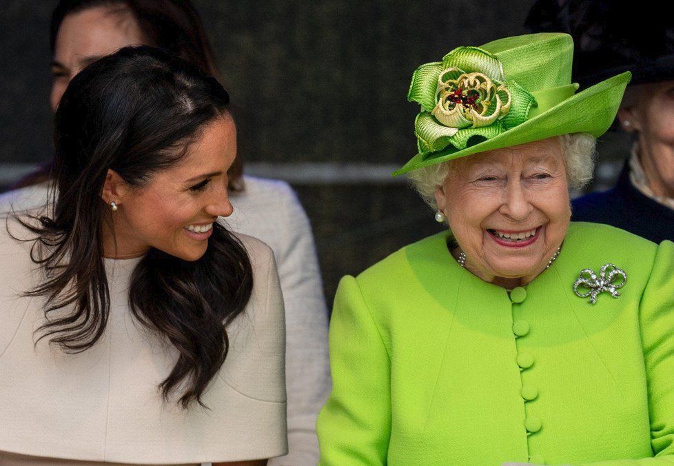 Královna Alžběta s vévodkyní Meghan ze Sussexu.