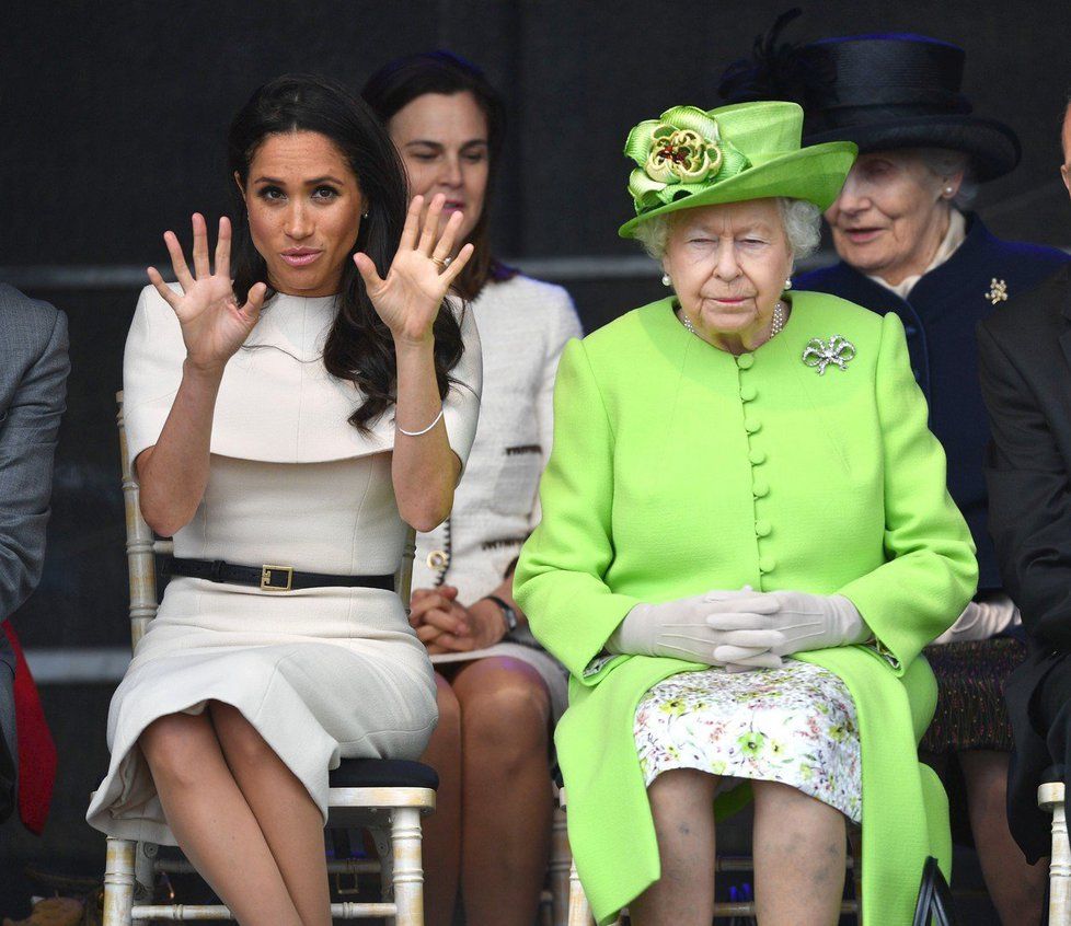 Královna Alžběta s vévodkyní Meghan ze Sussexu