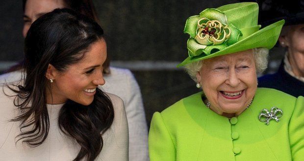 Královna Alžběta s vévodkyní Meghan ze Sussexu