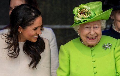 Královna Alžběta s vévodkyní Meghan ze Sussexu