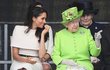 Královna Alžběta s vévodkyní Meghan ze Sussexu