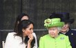 Královna Alžběta s vévodkyní Meghan ze Sussexu