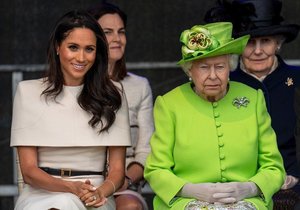 Královna Alžběta s vévodkyní Meghan ze Sussexu