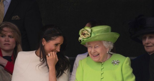 Královna Alžběta s vévodkyní Meghan ze Sussexu