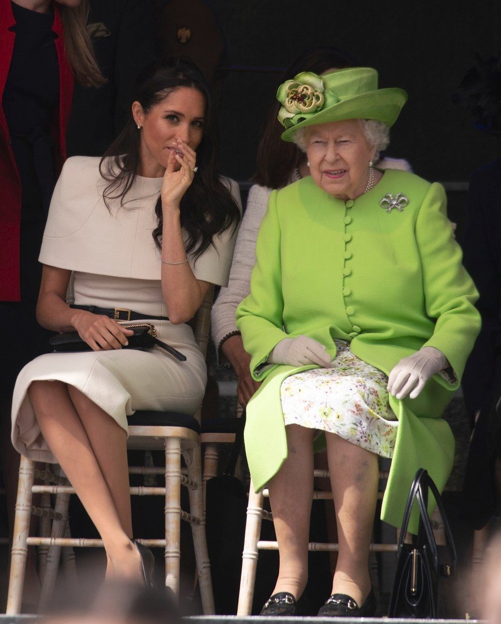 Královna Alžběta s vévodkyní Meghan ze Sussexu.