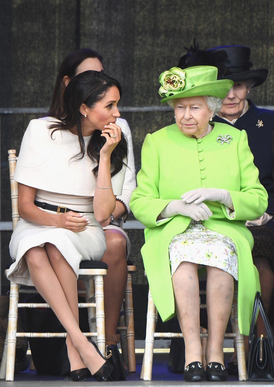 Královna Alžběta s vévodkyní Meghan ze Sussexu.