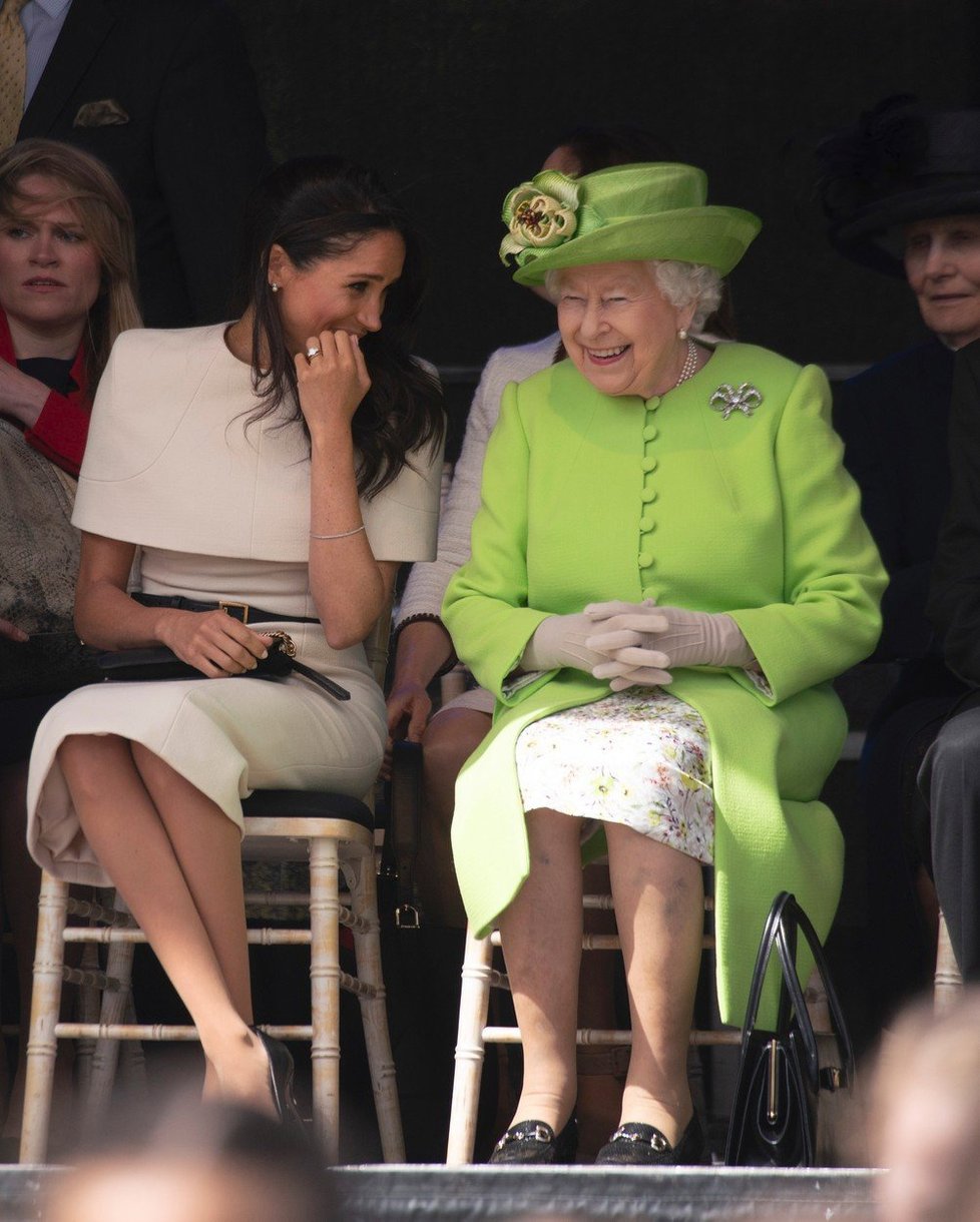 Královna Alžběta s vévodkyní Meghan ze Sussexu.