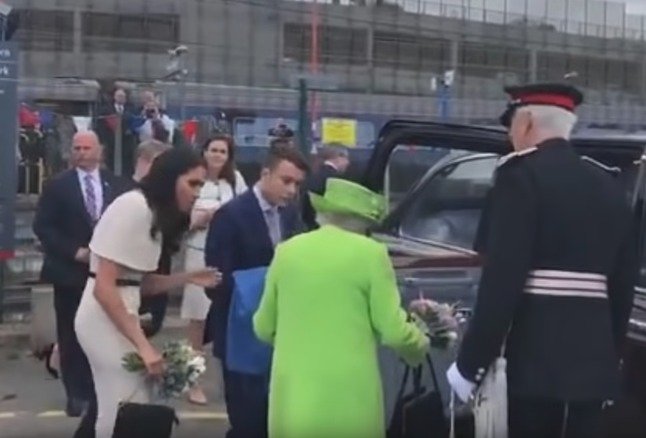 Vévodkyně Meghan se královny ptala, kde chce sedět a kdo má jít první