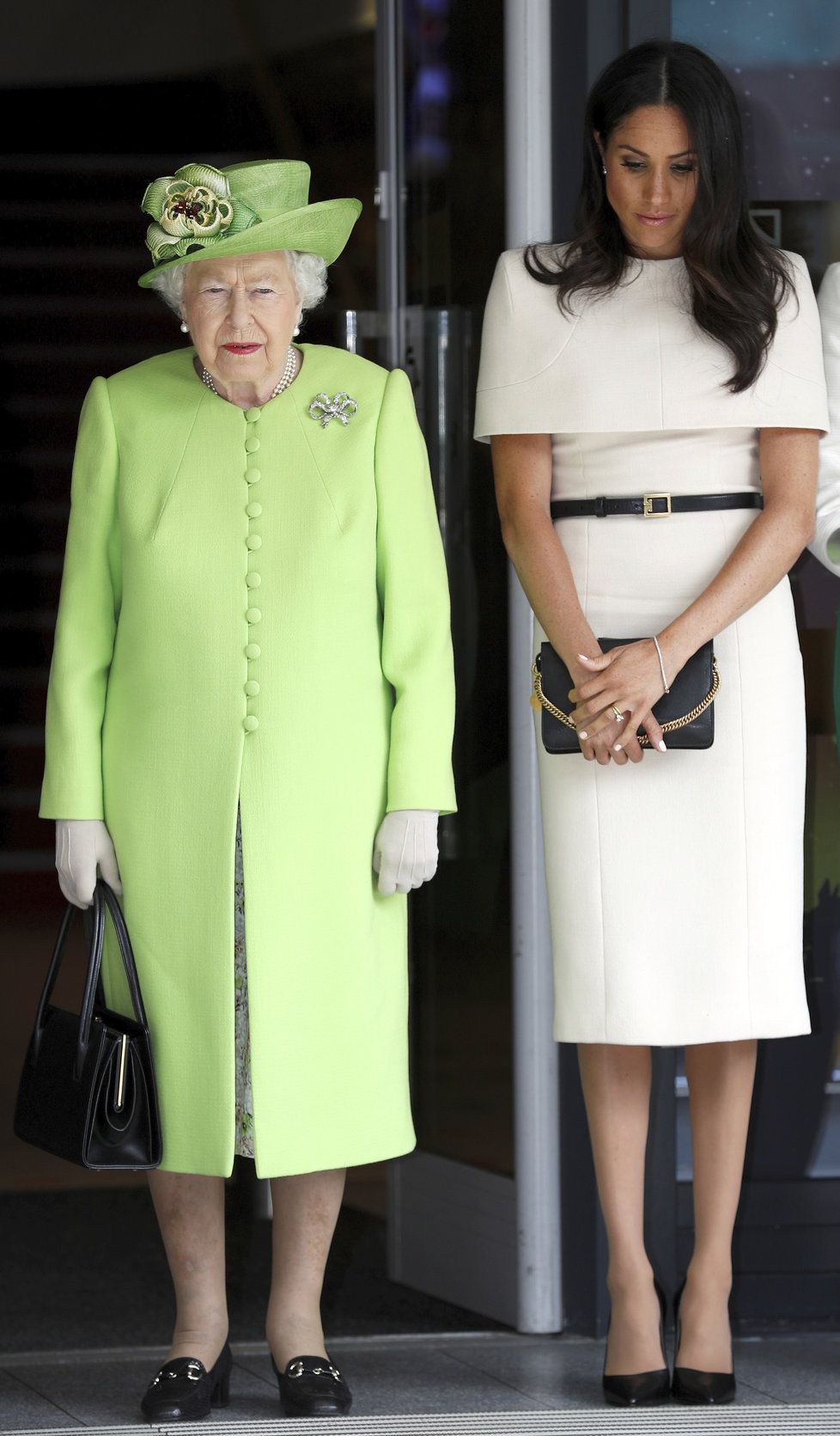 Královna Alžběta a vévodkyně Meghan ze Sussexu.