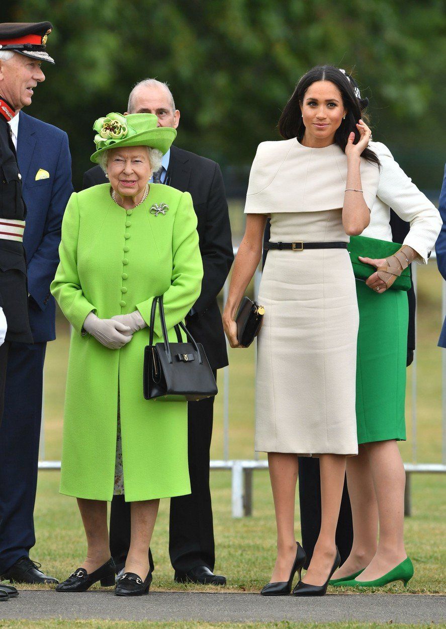 Královna Alžběta s vévodkyní Meghan ze Sussexu v Cheshire