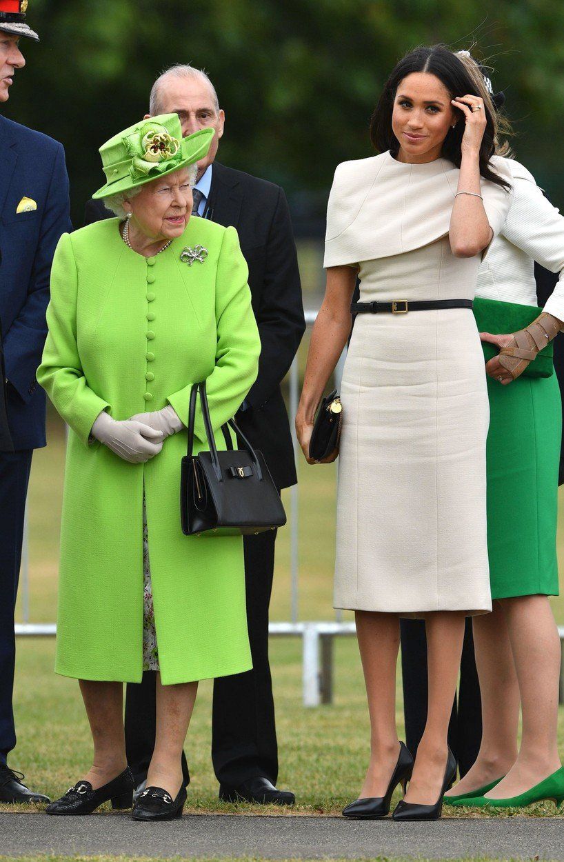 Královna Alžběta s vévodkyní Meghan ze Sussexu v Cheshire
