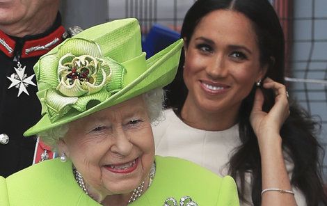 Královna Alžběta a vévodkyně Meghan ze Sussexu