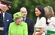 Královna Alžběta s vévodkyní Meghan ze Sussexu v Cheshire