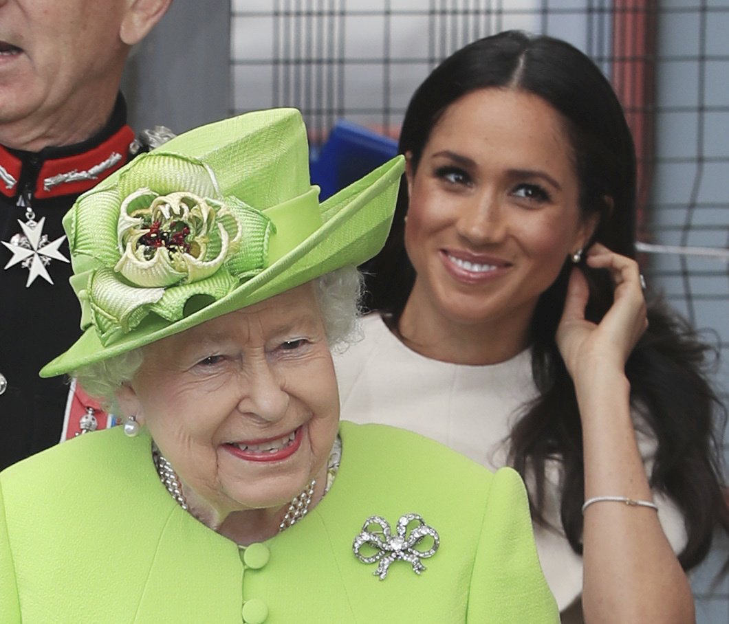 Královna Alžběta a vévodkyně Meghan ze Sussexu