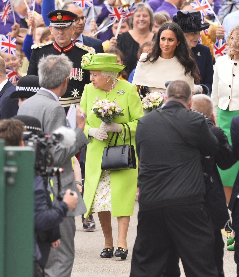 Královna Alžběta s vévodkyní Meghan ze Sussexu v Cheshire