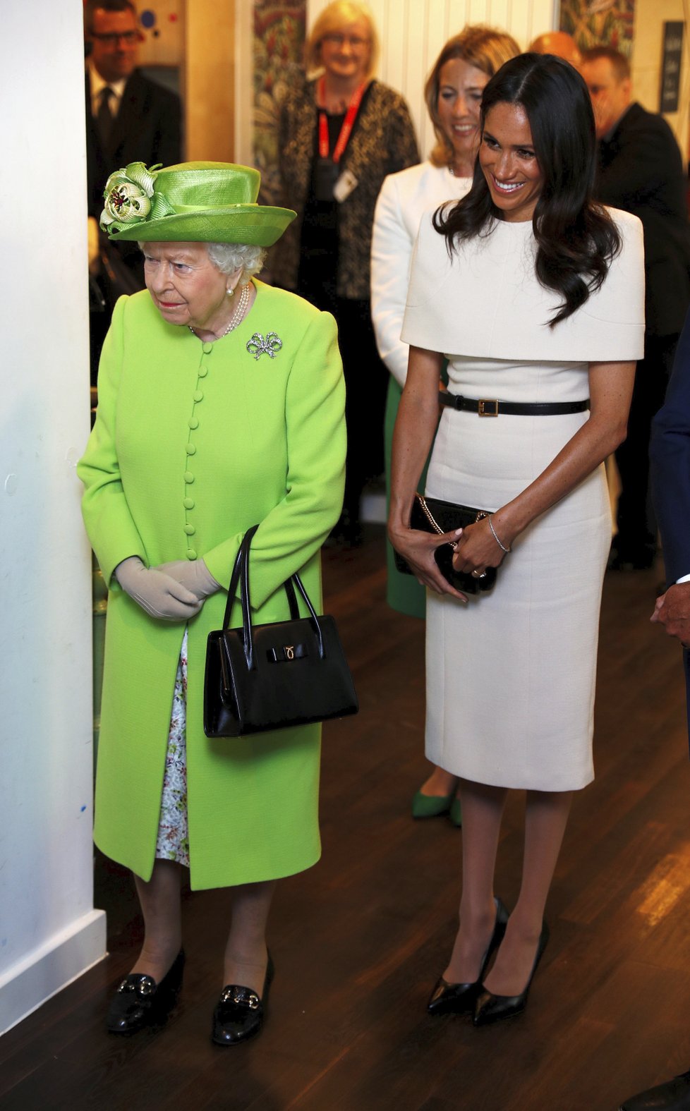 Královna Alžběta a vévodkyně Meghan ze Sussexu.