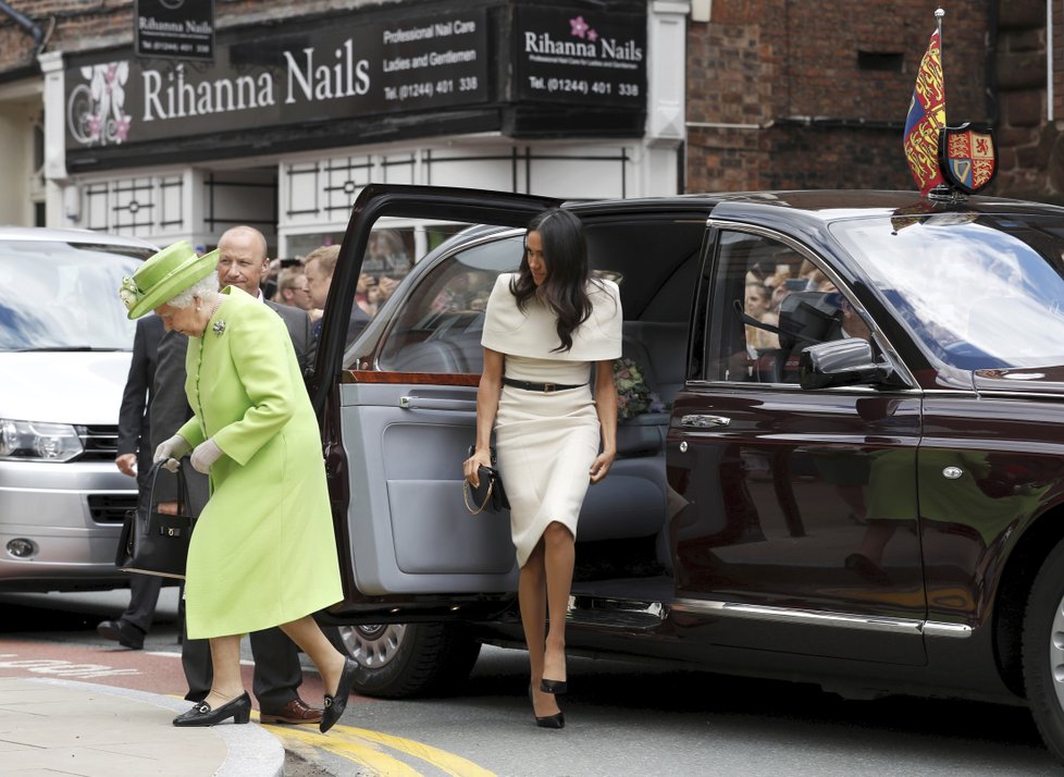 Královna Alžběta a vévodkyně Meghan ze Sussexu.