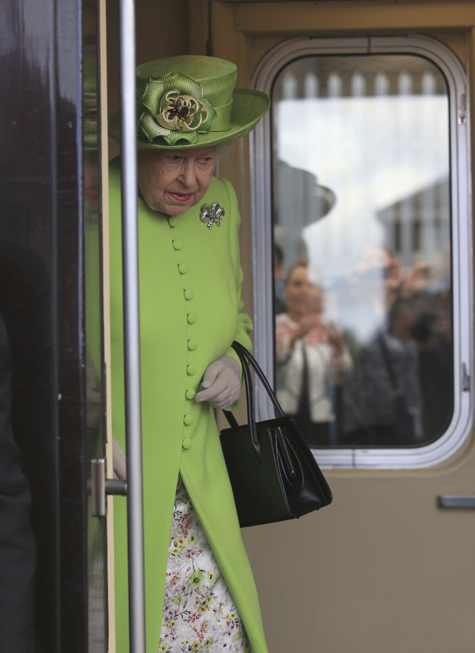 Královna Alžběta vystupuje z vlaku