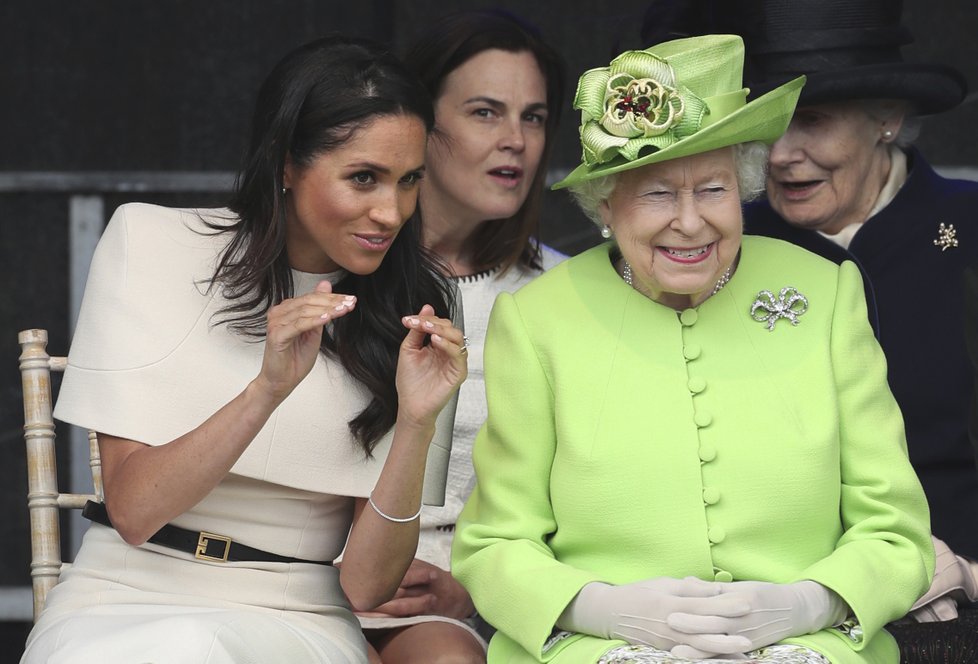 Královna Alžběta s vévodkyní ze Sussexu Meghan