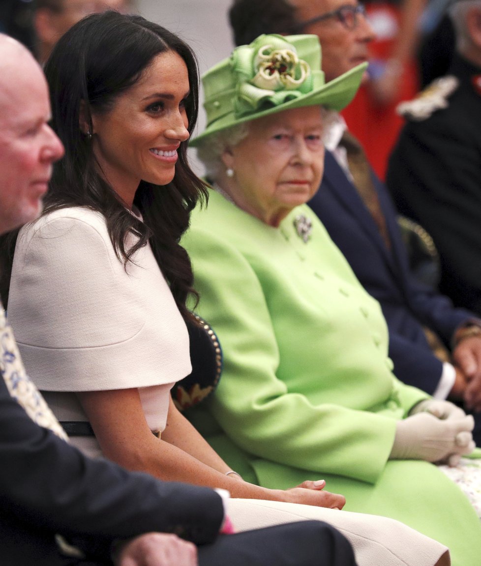 Královna Alžběta a vévodkyně Meghan ze Sussexu.