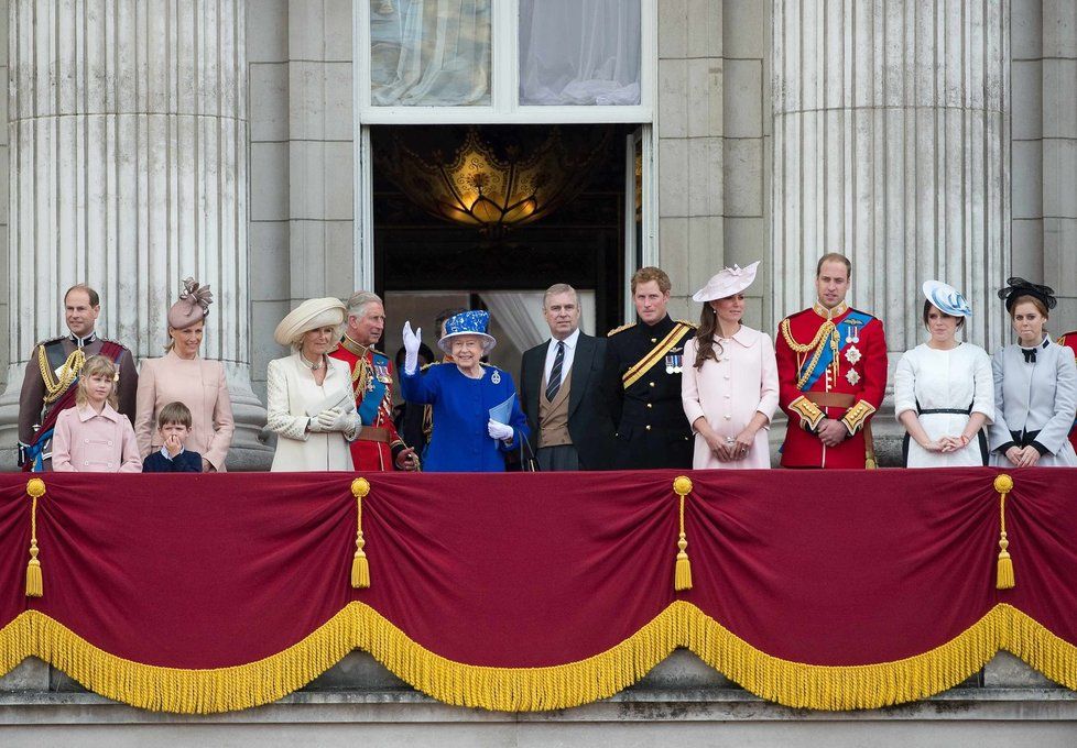 Královská rodina sleduje přehlídku na počest Alžběty II.