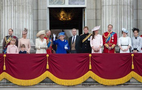 Královská rodina sleduje přehlídku na počest Alžběty II.