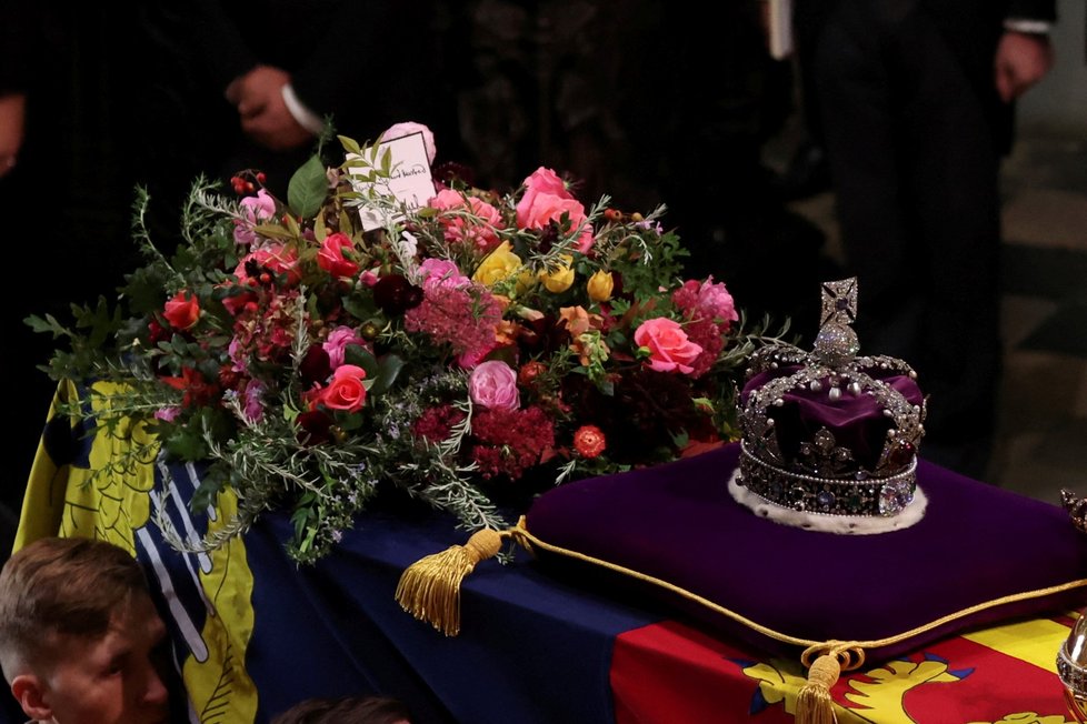 Na rakvi je položena kromě květiny i královnina koruna.