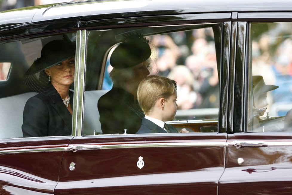 Vévodkyně Kate s princem Georgem a malou Charlotte ve voze.