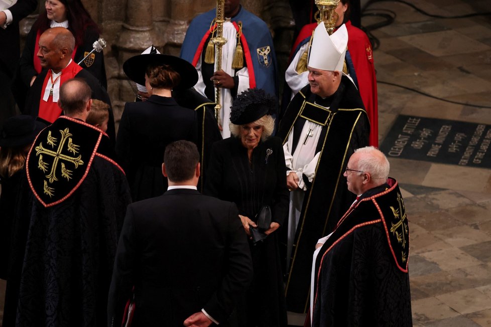 Královna Kamila na pohřbu své tchyně Alžběty II.