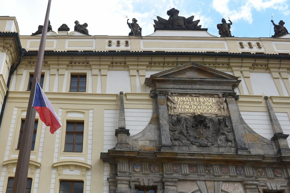 Památku královny Alžběty II. uctili i na Pražském hradě.