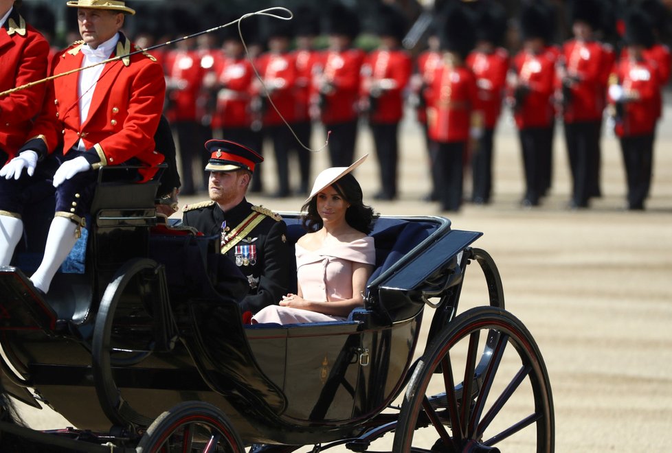 Vojenská přehlídka u příležitosti narozenin královny Alžběty II.
