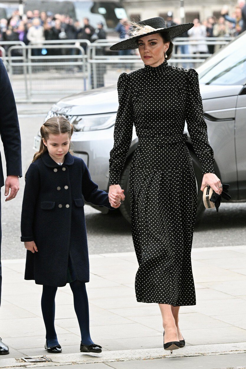Vzpomínková mše na prince Philipa ve Westminsterském opatství - Vévodkyně Kate s dcerou Charlotte.