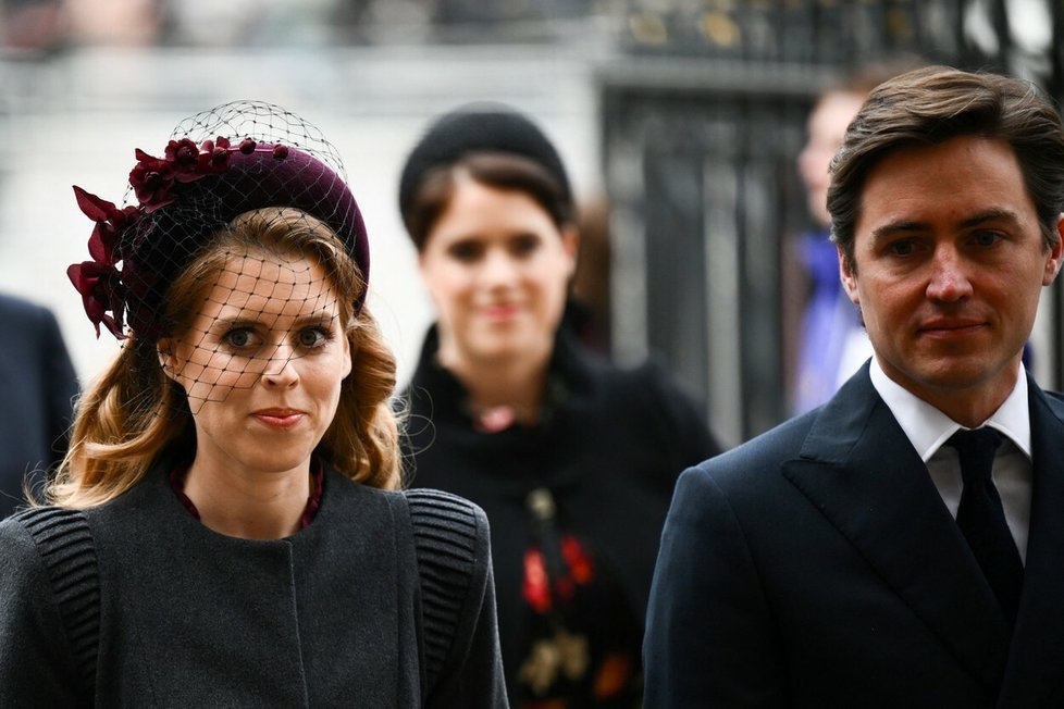 Vzpomínková mše na prince Philipa ve Westminsterském opatství - Princezna Beatrice s manželem Edoardem Mapelli Mozzi.
