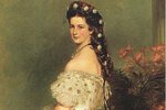 Rakouská císařovna Sissi (1837 - 1898): Výživné masky pro vlasy i pleť - Císařovna Sissi věnovala pozornost hlavně vlasům a pleti. Dlouhé vlasy si umývala zeleným čajem, pak ho do napůl vysušených vlasů vmasírovala a už ho nevymývala. Aby hříva působila bohatě, ošetřovala ji maskou ze dvou žloutků rozkvedlaných s trochou koňaku a lžící jablečné šťávy. Sissi měla nádhernou, pevnou a prokrvenou pleť. Postaraly se o to ovesné vločky smíchané s mlékem. Směs uvařila, nechala vychladnout a potom ji nanesla na tvář. Po patnácti minutách ji smyla.