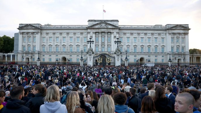 Buckinghamský palác: Tisíce lidí pláče za zesnulou panovnici Alžbětu II.