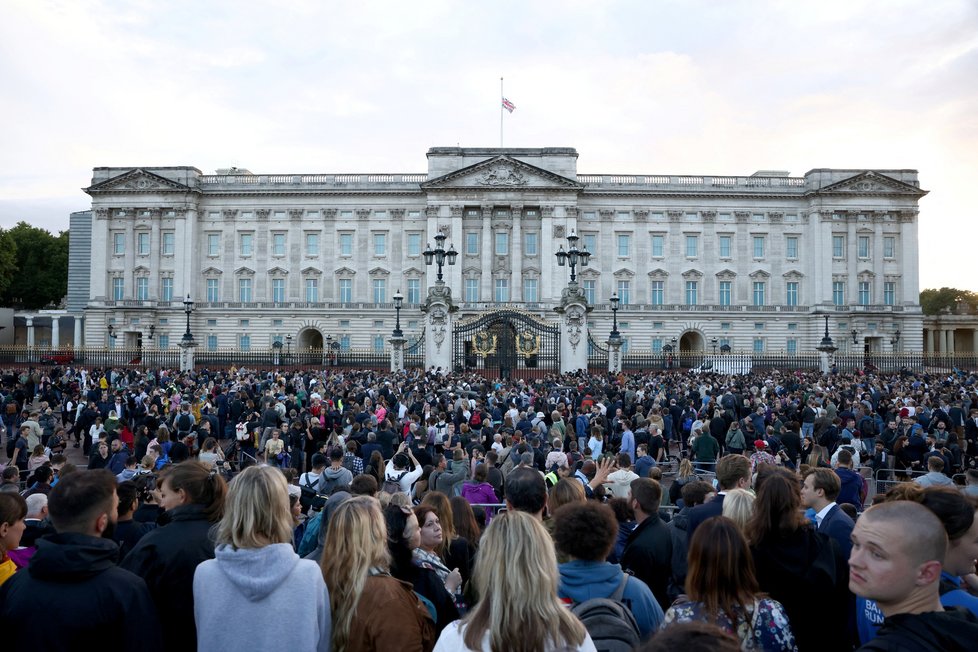 Buckinghamský palác: Tisíce lidí pláče za zesnulou panovnici Alžbětu II.