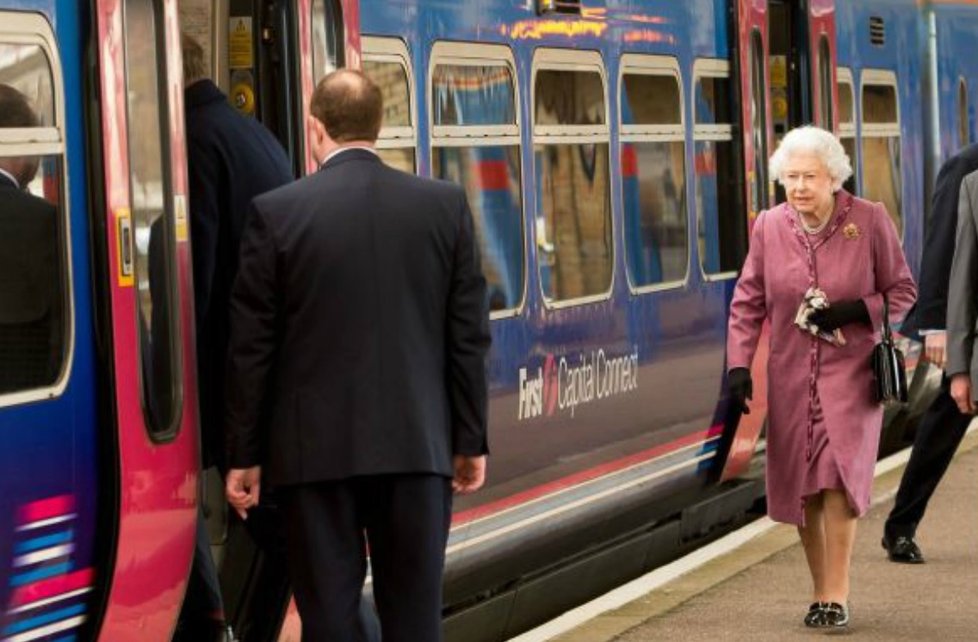 Královna Alžběta odjíždí na Vánoce do Sandringhamu vždy vlakem.