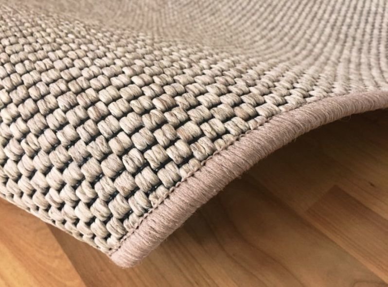 Kusový koberec je vyroben z kvalitního polypropylenu, který je zamotán do menších smyček. Vyniká svou odolností a měkkostí.